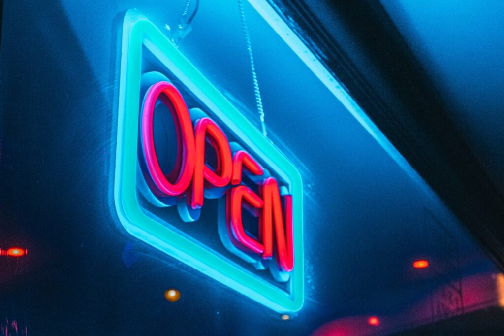 Neonskylt med texten open tillverkad för restaurang tillverkad av Fasadskyltar